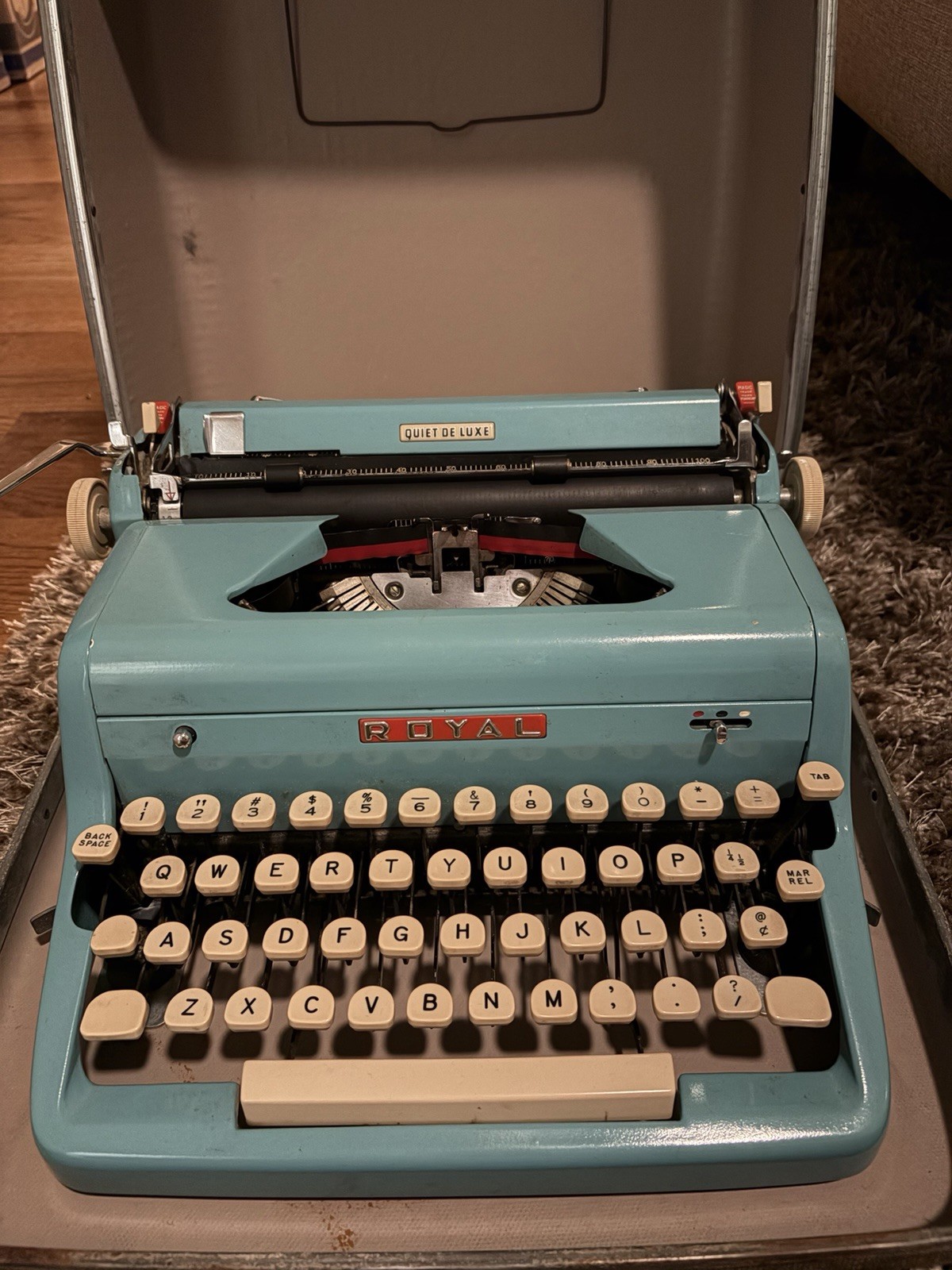 Royal Quiet De Luxe 1950 Vintage Manual Portable Noiseless Typewriter w/ Case