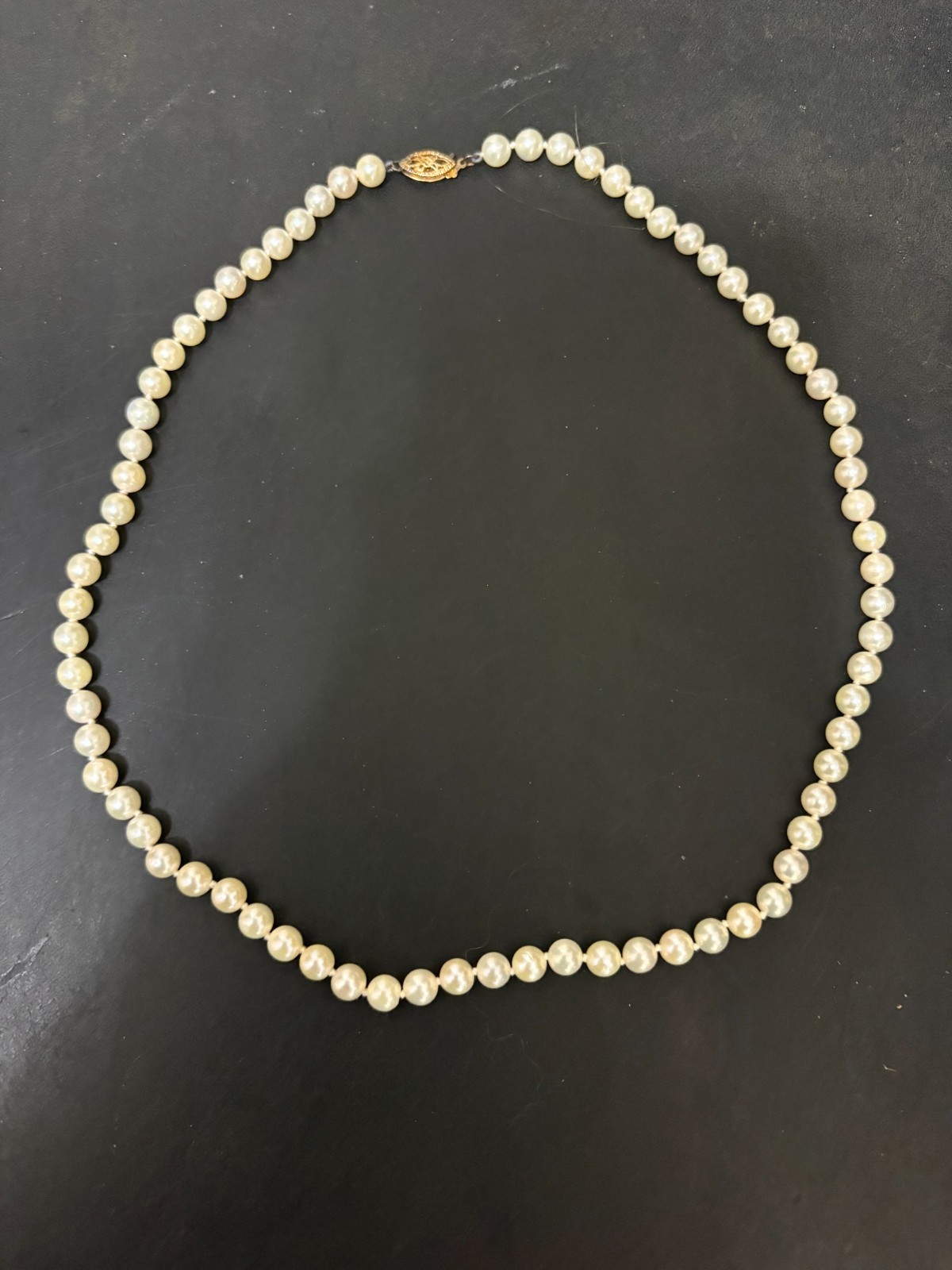 Vintage Single strand pearl necklace 17 1/2 inches long with 75 perils +/-