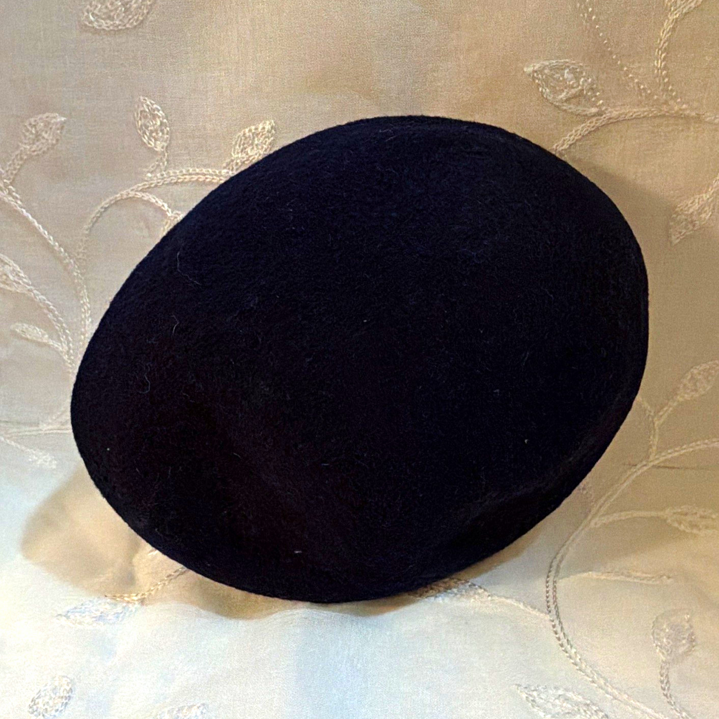 Women's vintage1940s or 50s Milford wool body corp. navy blue wool beret hat