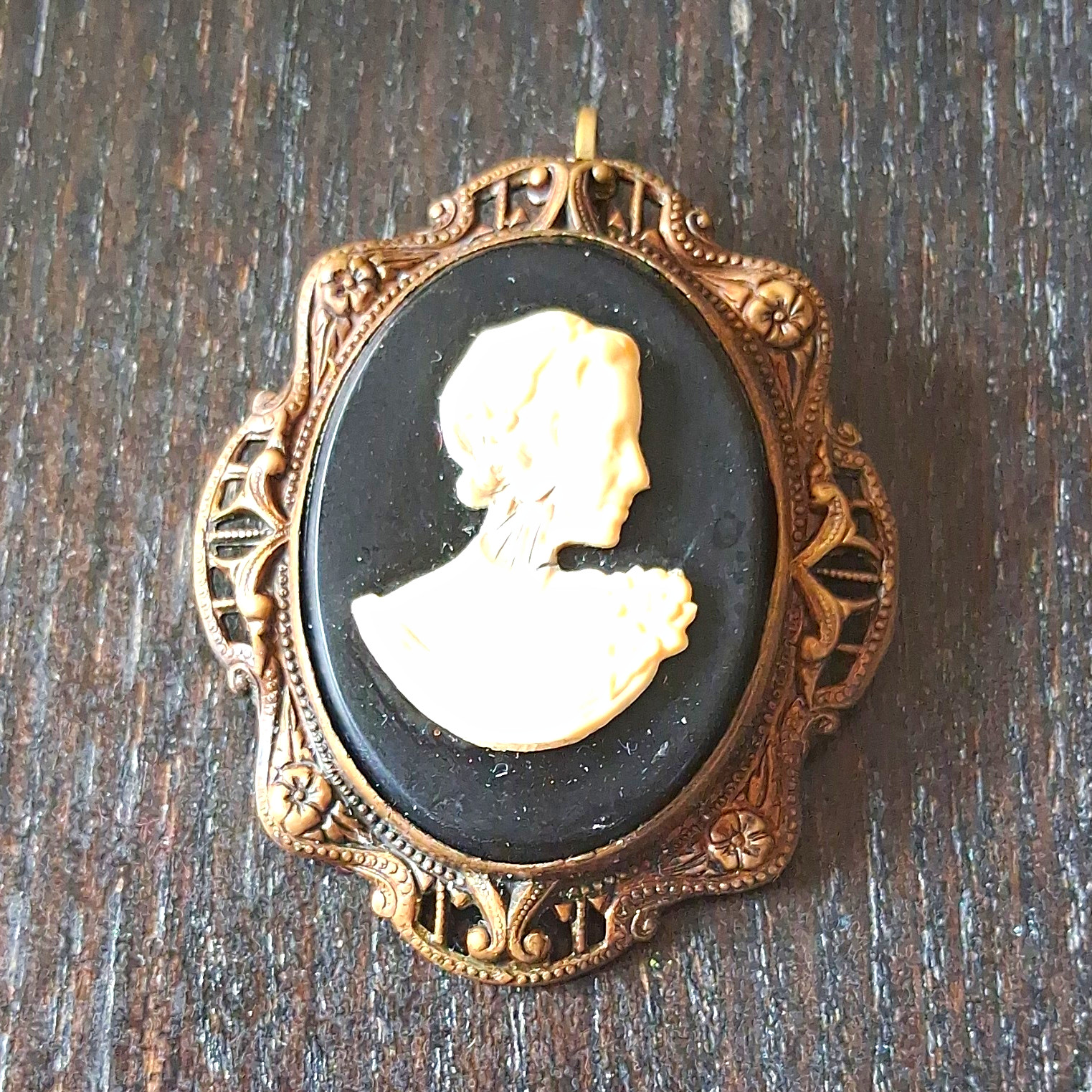 Vintage Cameo Portrait Oval Brooch Pendant, Black Cream, Gold Tone Beauty