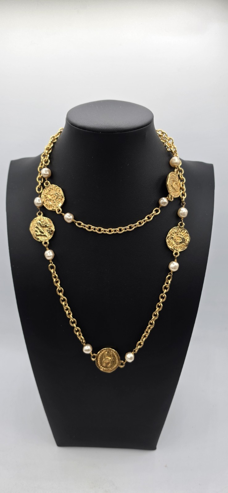 Authentic Chanel Pearl Necklace Vintage Chanel w/ Faux Pearl CHN-53