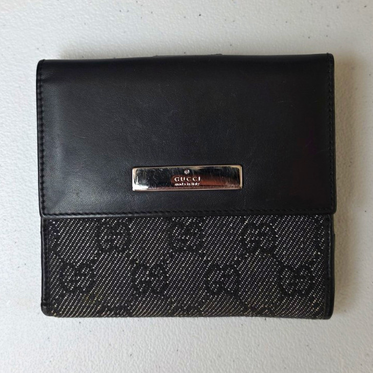 Vintage Gucci Men's Black Logo Pattern Bifold Wallet.