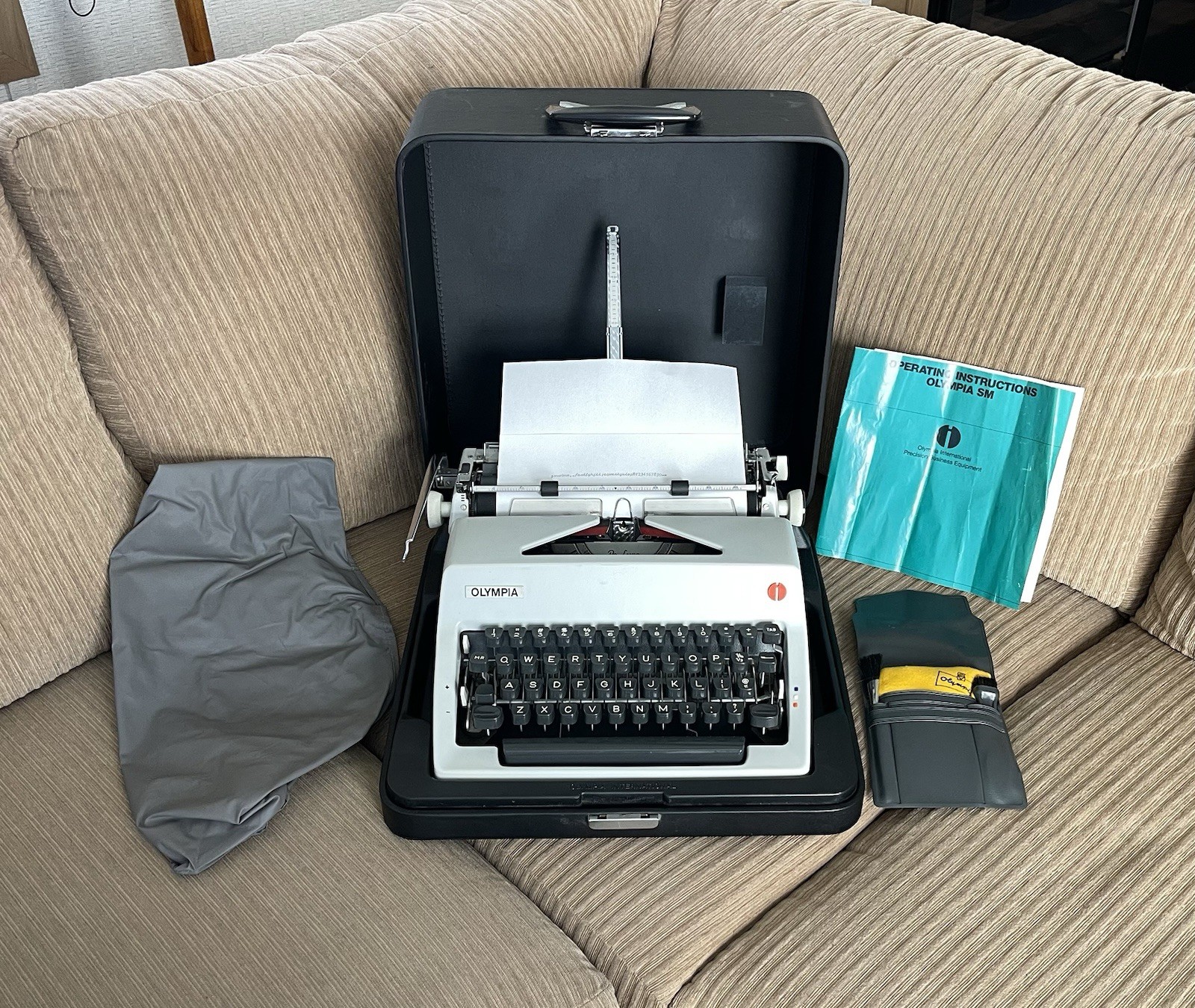 Vintage White Olympia SM9 De Luxe Cursive Script Manual Typewriter + Case *CLEAN