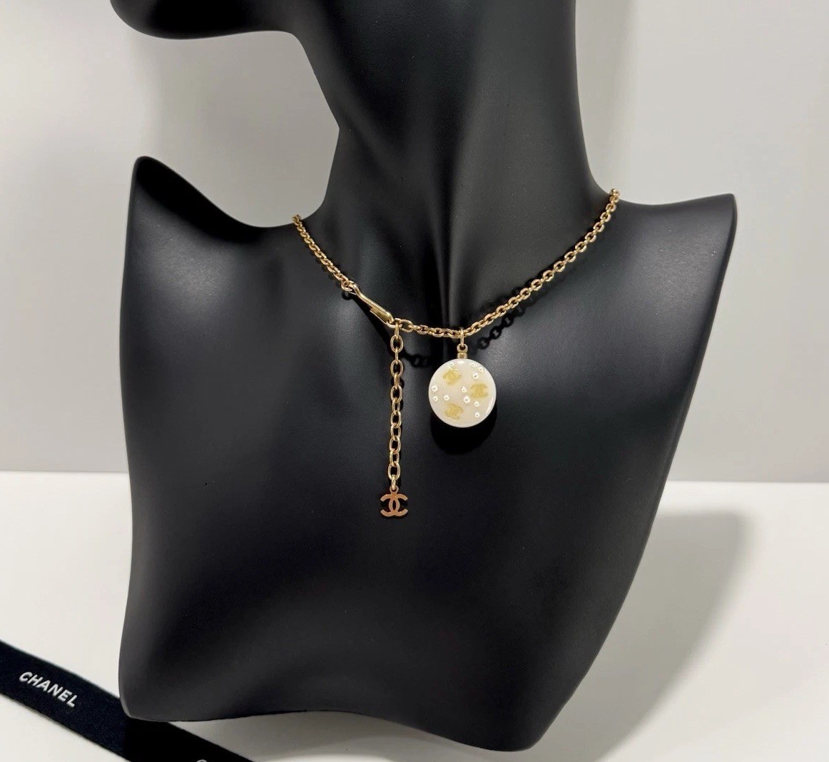 Chanel Pearl CC Pendant Necklace 03P Vintage Round Ivory Gold Diamond Cut Chain