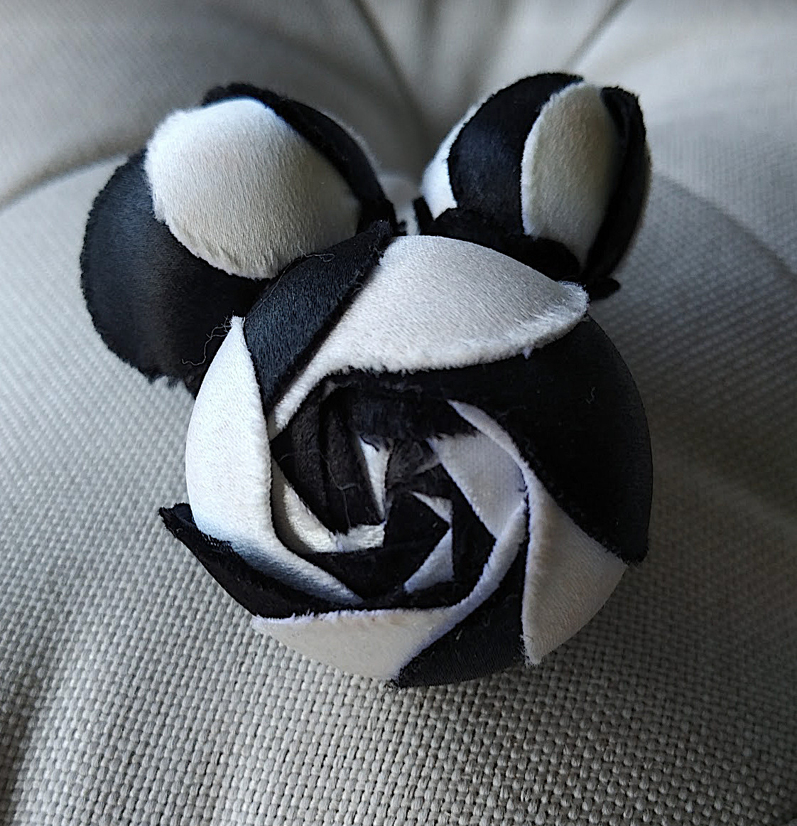 Brooch CHANEL 3-camellia pin black white flower designer hallmark VINTAGE