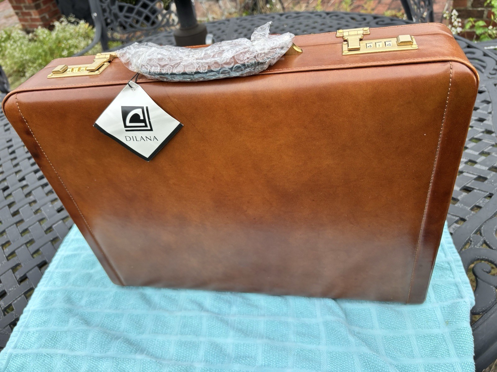 Vintage 1989 Dilana Brown GENUNE LEATHER HARD SUITCASE Good Condition. Never Use