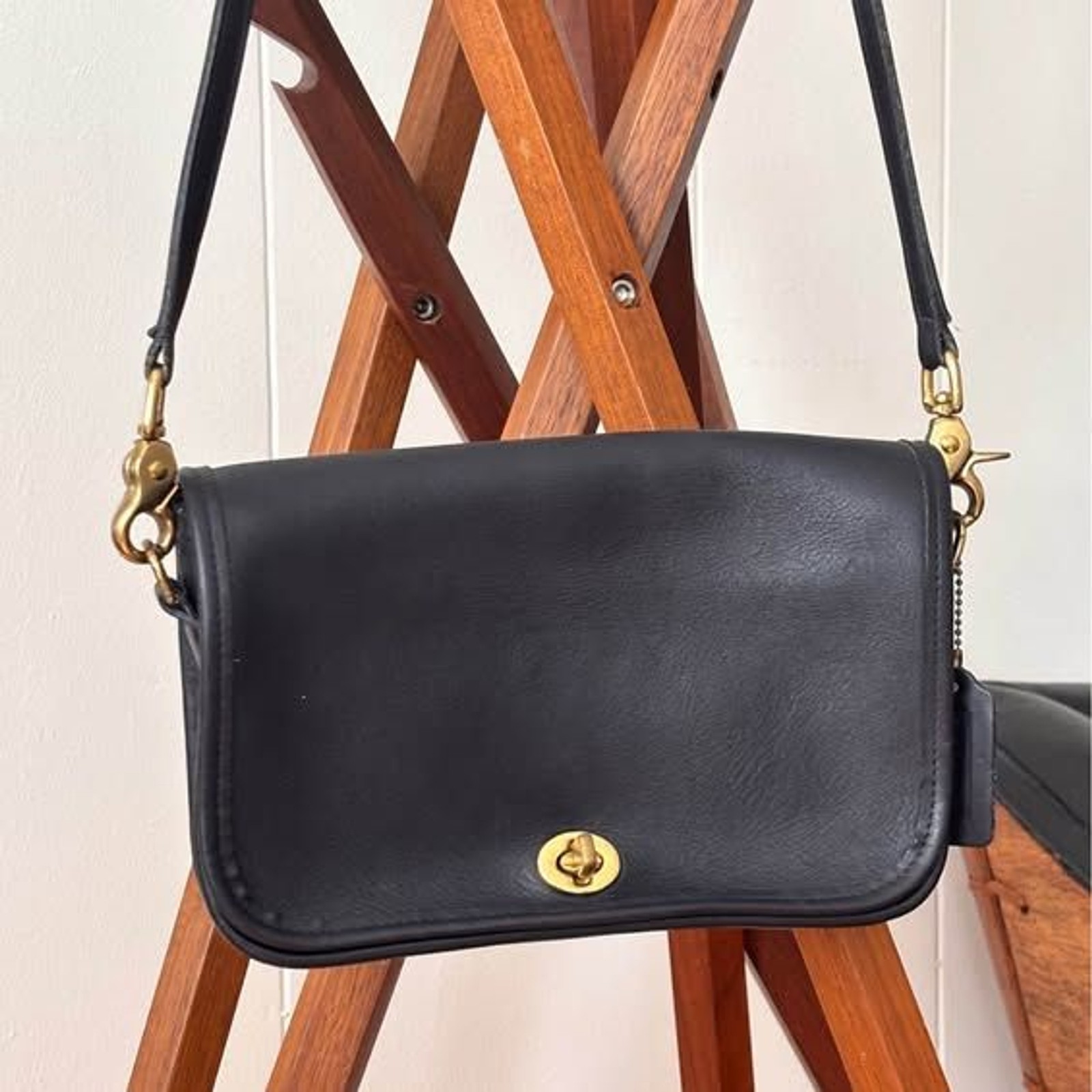 Berlin's Vintage Accessories: A Guide to Wearing History