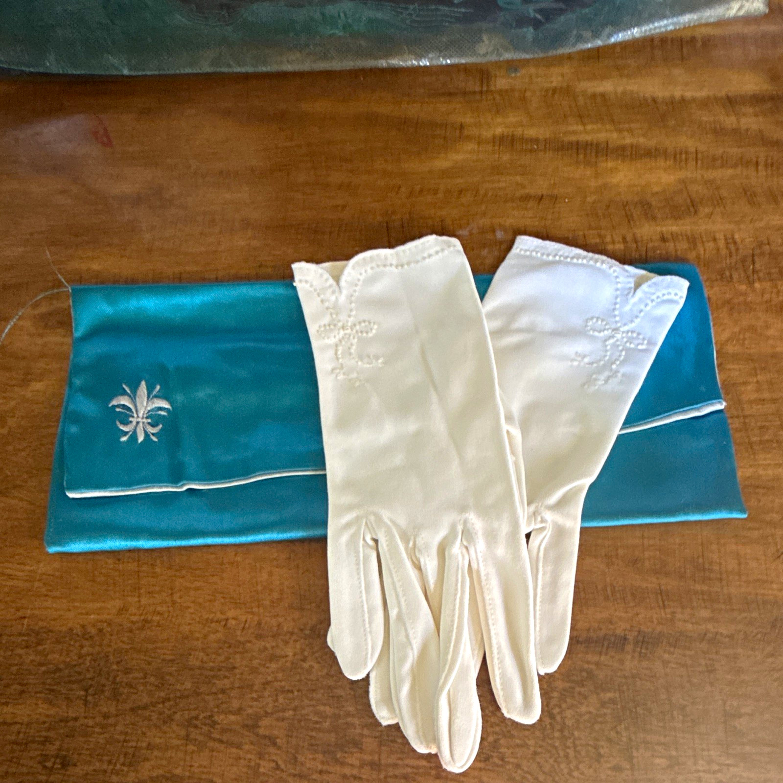 Vintage Kayser White Embroidered Dress Gloves w Satin Glove Case Pouch