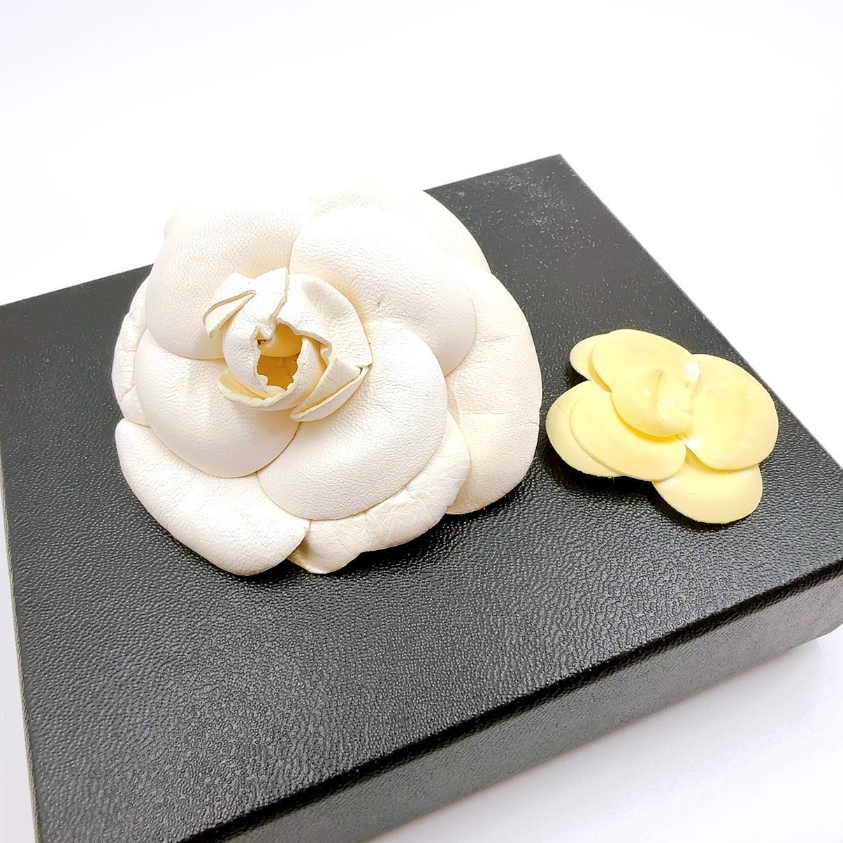 CHANEL Camellia Brooch White Flower Circle Vintage Authentic Accessory JAPAN