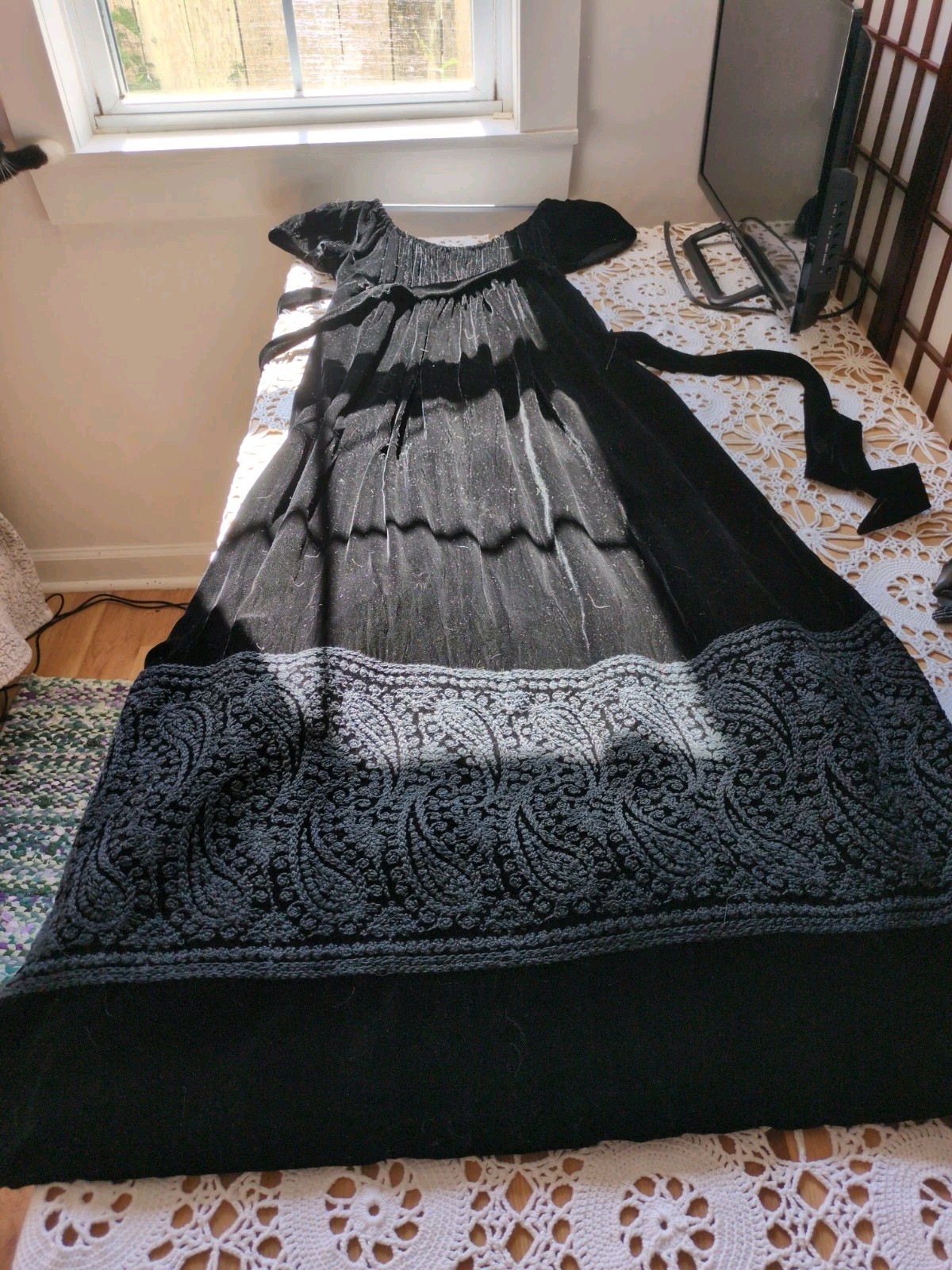 Vintage Black Velvet Maxi Dress Empire Waist Cap Sleeve Goth Formal M/L Gown
