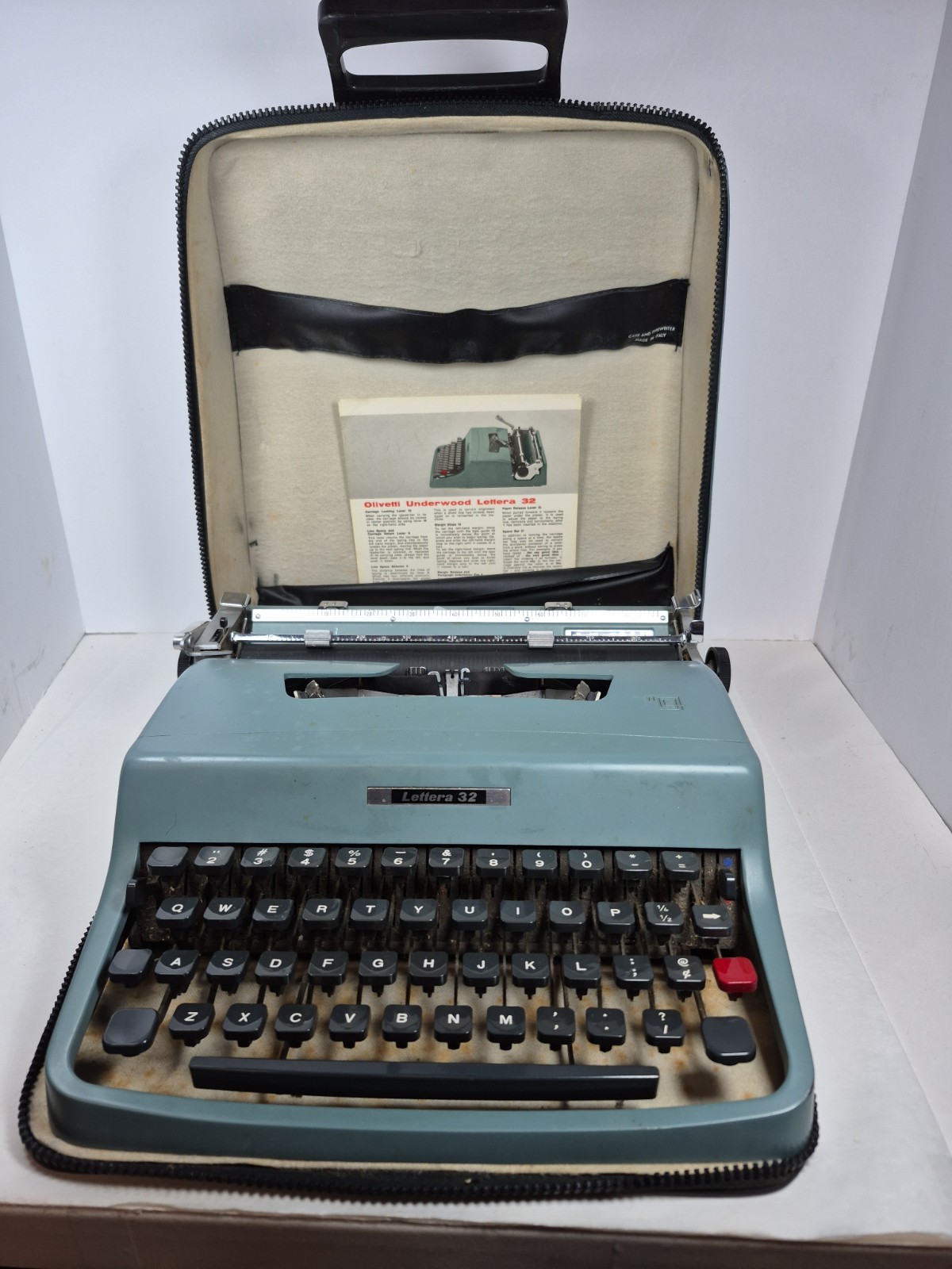 Vintage Olivetti Underwood Lettera 32 Typewriter UNTESTED With Zippered Case