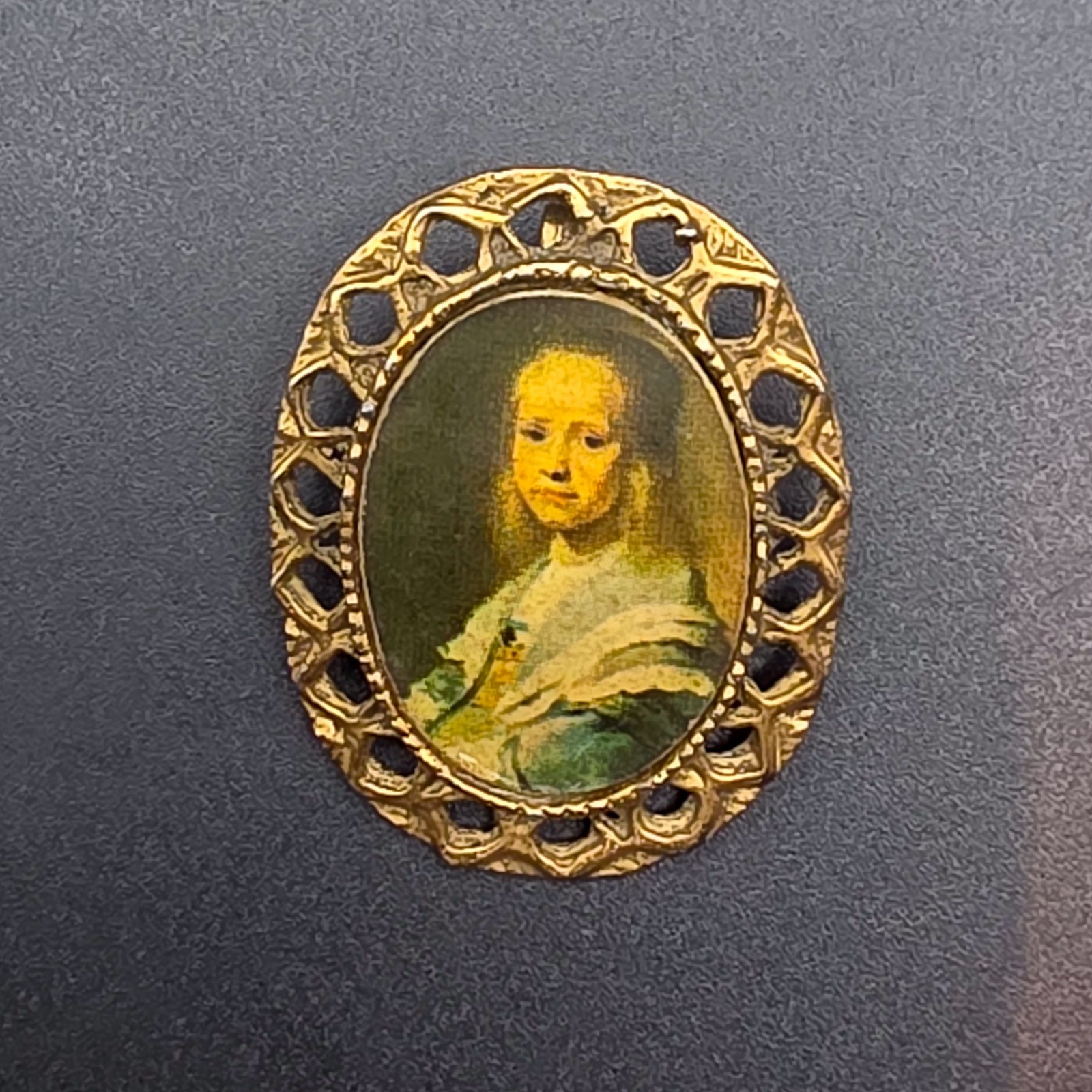 Vintage Gold Tone Oval Portrait Cameo-like Brooch Pendant Costume Jewelry 1.25”