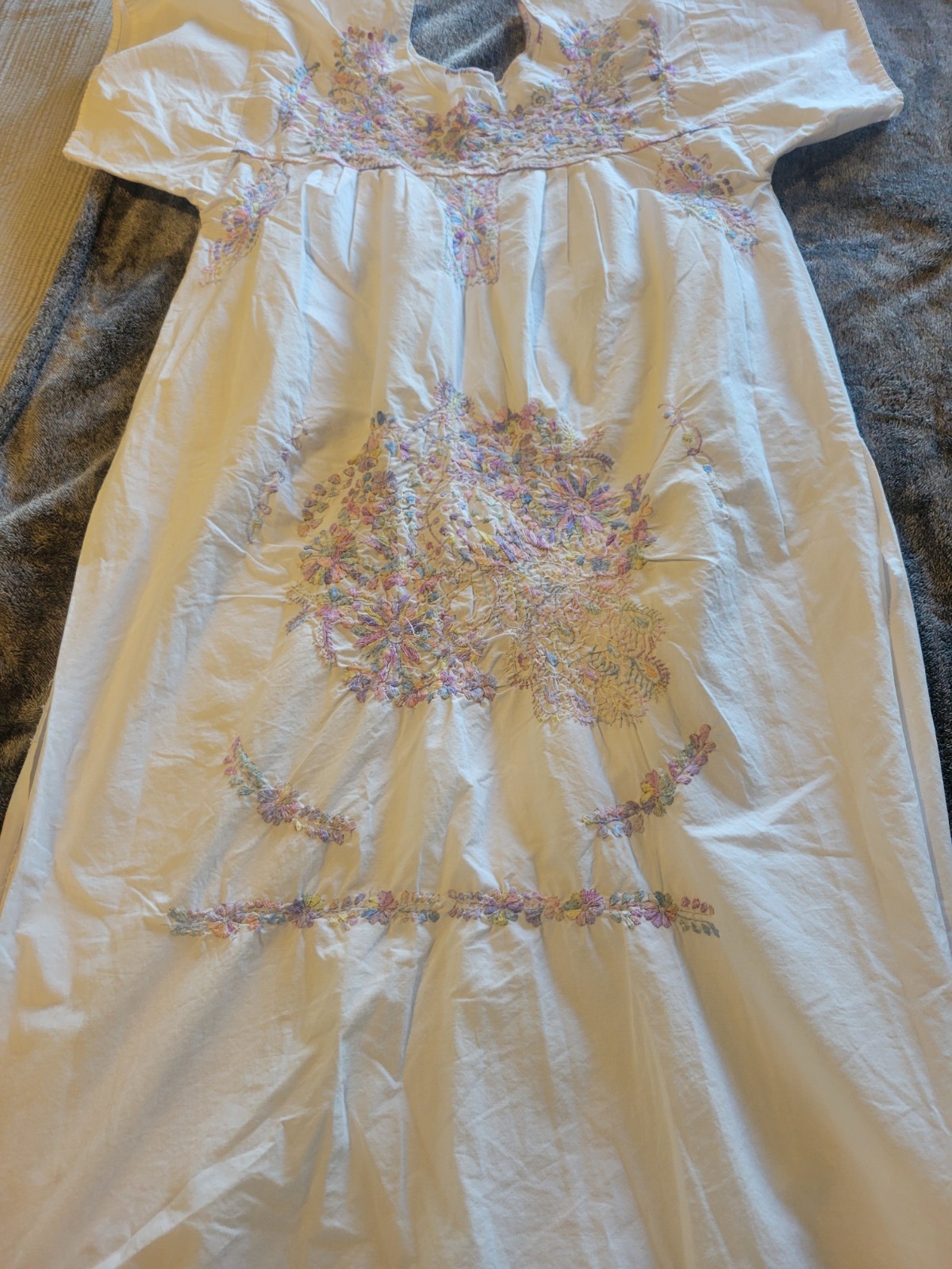 VINTAGE EMBROIDERED MEXICAN DRESS WHITE W MULTI-COLOR FLOWERS Size M