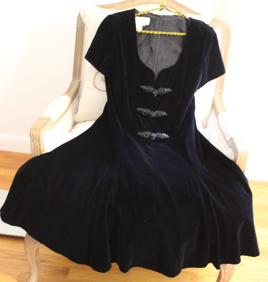 PERFECT LITTLE BLACK DRESS VINTAGE VELVET SHORT SLEEVE SWING SKIRT LINED SZ 12